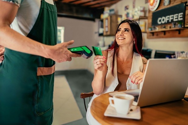 Manager receiving the client's payment, in a cafeteria